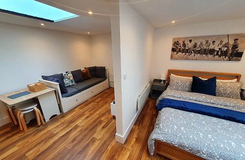 Chessington Apartment | Cosy detached studio- walking distance to CWOA!