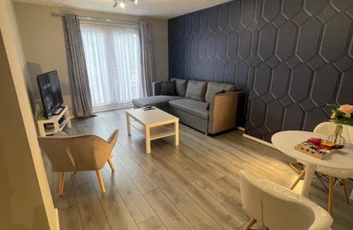 Darlaston Apartment | Cosy, modern Apartment