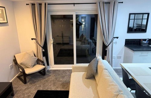 Brondini Apartment | Cosy Panoramic Sea Views with North Dock Balcony
