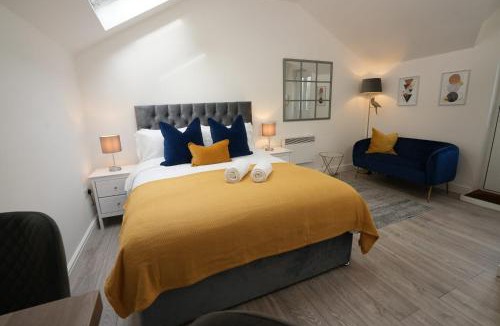 Mill Road Apartment | Cosy & Quiet - KING BED, Central, Smart TV