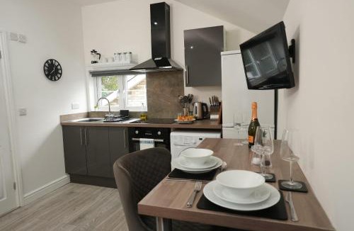 Mill Road Apartment | Cosy & Quiet - KING BED, Central, Smart TV