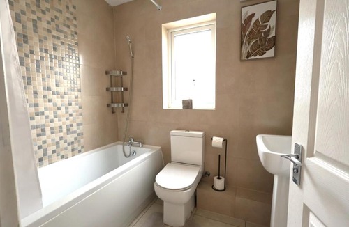 Wolverhampton House | Cosy - Sleeps 9 - En-Suites - Driveway