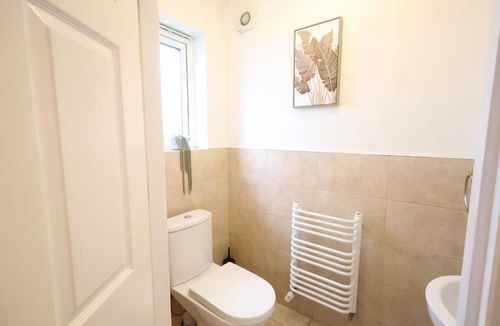 Wolverhampton House | Cosy - Sleeps 9 - En-Suites - Driveway