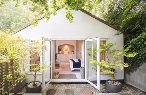 Failand Apartment | Cosy studio, private Japanese garden, parking