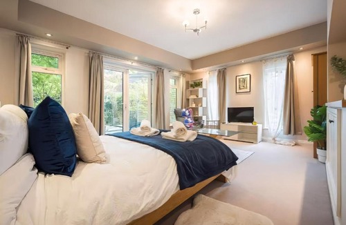 Failand Apartment | Cosy studio, private Japanese garden, parking