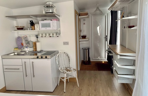 New Forest District Cabin | Cosy Studio with a field view