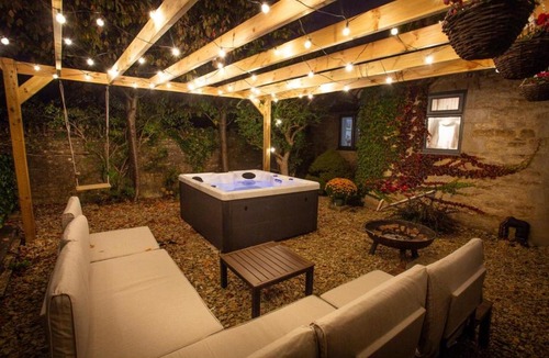 Witney Apartment | Cotswolds Cottage with Hot tub