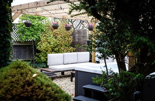 Witney Apartment | Cotswolds Cottage with Hot tub