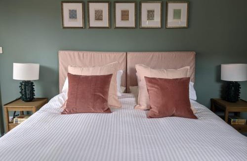 Northway House | Cotswolds Cottage with Heated Pool
