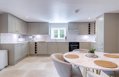 Burford House | Cotswolds - hot tub, games room, parking, arcade