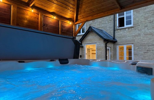 Burford House | Cotswolds - hot tub, games room, parking, arcade