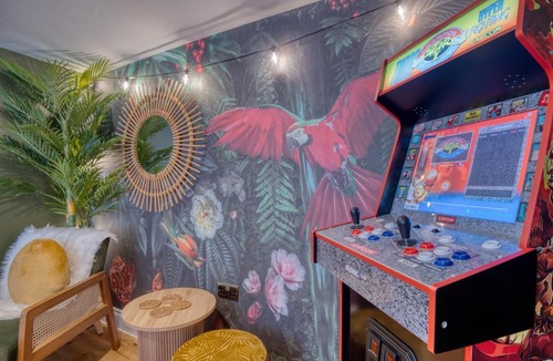 Burford House | Cotswolds - hot tub, games room, parking, arcade