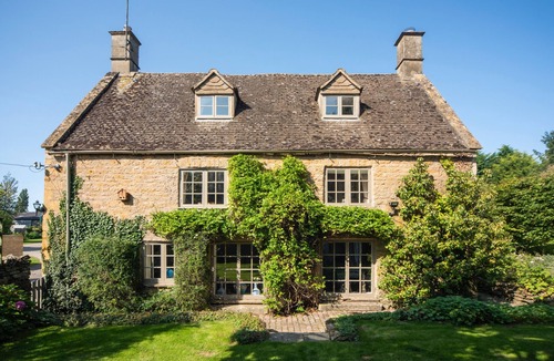 Whichford Cottage | Cottage Sleeps 6 With Parking and Garden