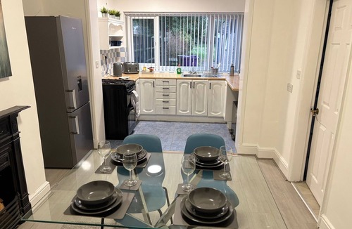 Wolverhampton House | Cozee 2-bed nr New Cross Hospital