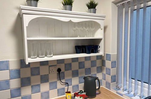 Wolverhampton House | Cozee 2-bed nr New Cross Hospital