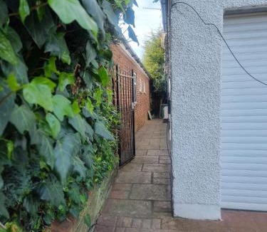 Cheshunt Apartment | COZY DOUBLE Bedroom STUDIO With WIFI & PARKING Waltham Cross