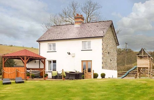 Llandrindod Wells House | Cwmcelyn: Tranquil Retreat in Rhayader