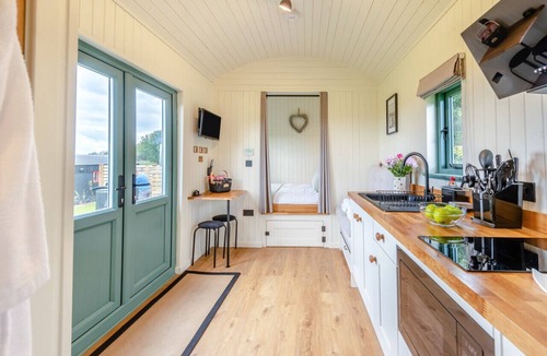 Ammanford House | Cwt Gwyrdd - One Bedroom House, Sleeps 2