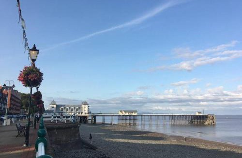 Penarth Apartment | Cwtch, cozy studio, private, separate entrance.