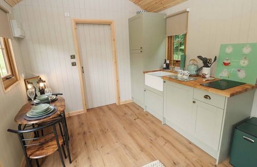 Pentrefelin Cottage | CWTCH Y BUGAIL 1, pet friendly, with a garden in Llandeilo