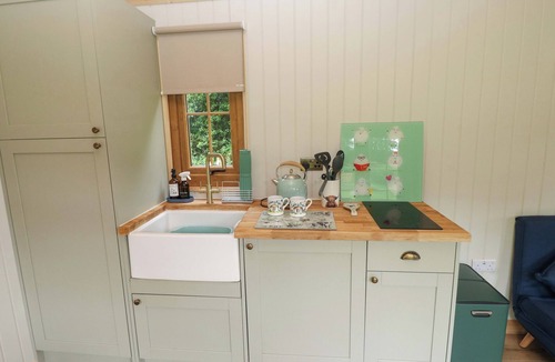 Pentrefelin Cottage | CWTCH Y BUGAIL 1, pet friendly, with a garden in Llandeilo