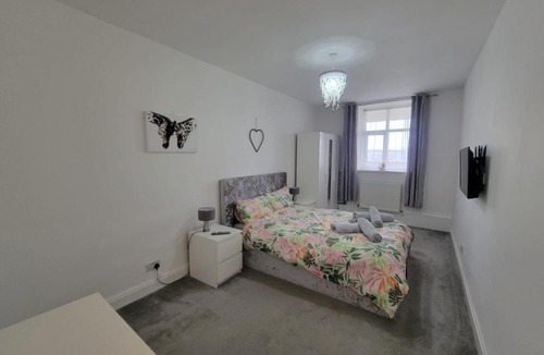 Trearddur Bay Apartment | Cwtch y Môr - Spacious 3 bed, sea & mountain views with outdoor pool summer