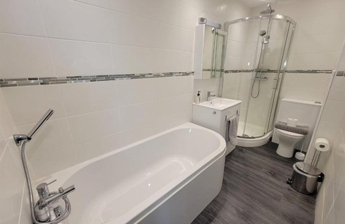 Trearddur Bay Apartment | Cwtch y Môr - Spacious 3 bed, sea & mountain views with outdoor pool summer