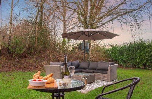East Grinstead House | Dairy Cottage with hot tub & pizza oven