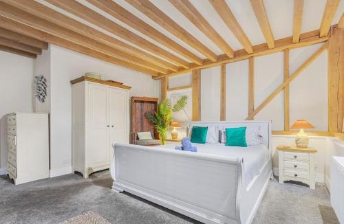 East Grinstead House | Dairy Cottage with hot tub & pizza oven