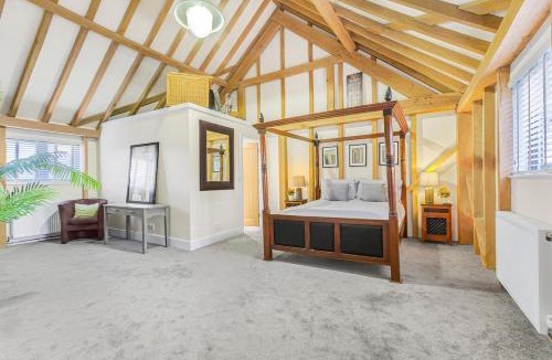 East Grinstead House | Dairy Cottage with hot tub & pizza oven