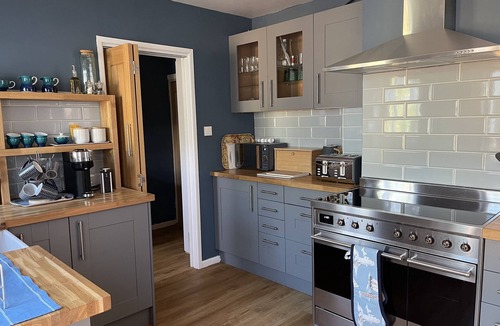 Milford on Sea House | DaneSide New Forest 3 bed house. Hot tub, on stream by sea & shops. Dog friendly