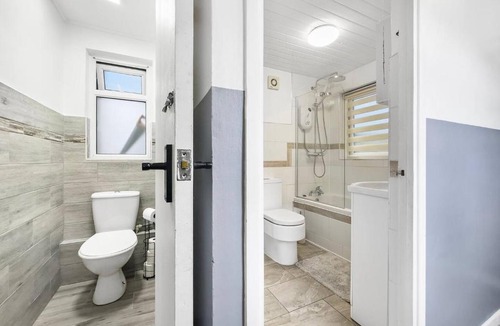 Rhondda Cynon Taff House | Dashing & Distinctive Dwelling Sleep 5 Crew 3BR