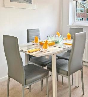 Dorking Apartment | Delightful first floor two bed apartment five minutes walk from Dorking town centre