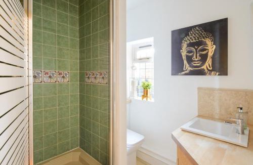 Howlett End House | Deluxe 2 Bed Versace HotTub SkyTV