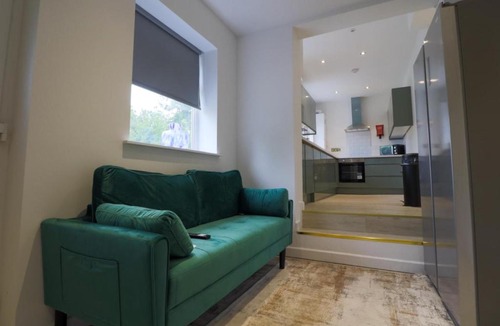 Huddersfield House | Deluxe Double 4 Suite Comfort, Style & Privacy