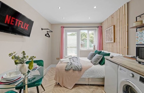 Heathrow Villages Apartment | Deluxe Heathrow Studio - Parking- Flat 2