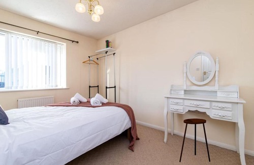 Alvaston House | Derby Pet Friendly 3 Bedroom Apartment w/Garden
