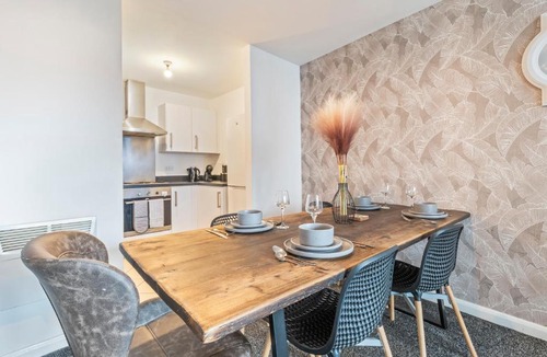 The Westside Apartment | Desert Haven - Bullring - Free Parking - Fast Wifi - Contractors