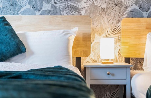 The Westside Apartment | Desert Haven - Bullring - Free Parking - Fast Wifi - Contractors