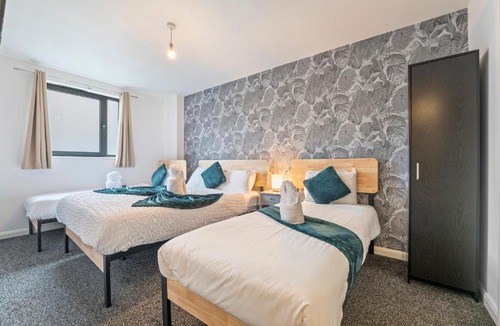 The Westside Apartment | Desert Haven - Bullring - Free Parking - Fast Wifi - Contractors