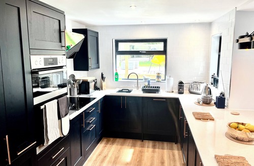 Treator House | Detached 3 bed 3 bath home 7 mins walk to Padstow Harbour- Pet Friendly Parking