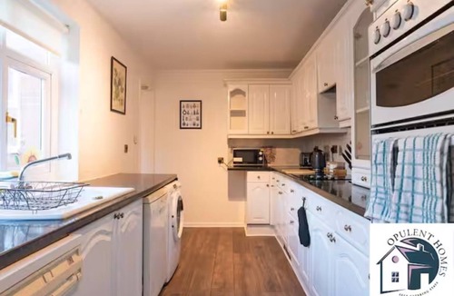 Reading House | Detached 4 bed, Modern Contractor Pad, Reading