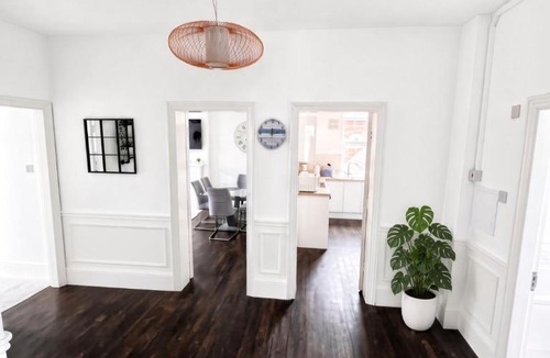 Clacton-on-Sea Apartment | Devon Lodge - Large 3 bed Apartment Sleeps 8 Beach opposite