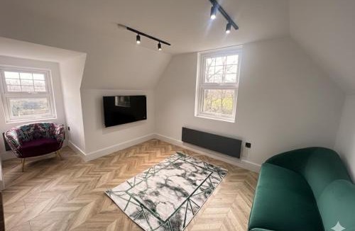 Crawley Down Apartment | Dippen Hall Charm - Minutes From London Gatwick