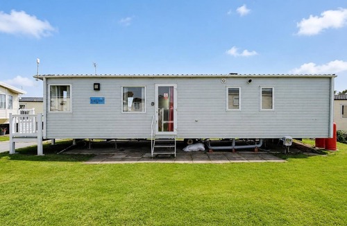 Pakefield House | Dog friendly 6 berth caravan with decking close to Pakefield beach ref 68067B