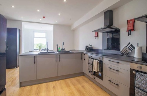 Grangemouth Apartment | Double Ensuite Room + Shared Kitchen + Fast Wi-Fi