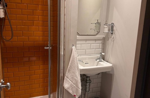 Cambridge City Centre House | double room/shared bathroom