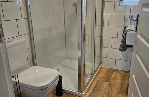 Penicuik Apartment | Double Room with bathroom