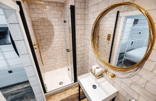 Clitheroe Bed & Breakfast | Double room with ensuite bathroom
