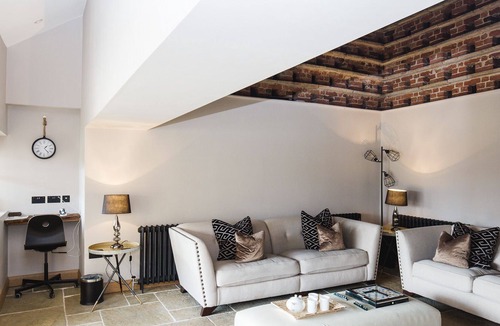 Chipping Campden House | Dovecote - a norton grounds that sleeps 6 guests in 3 bedrooms